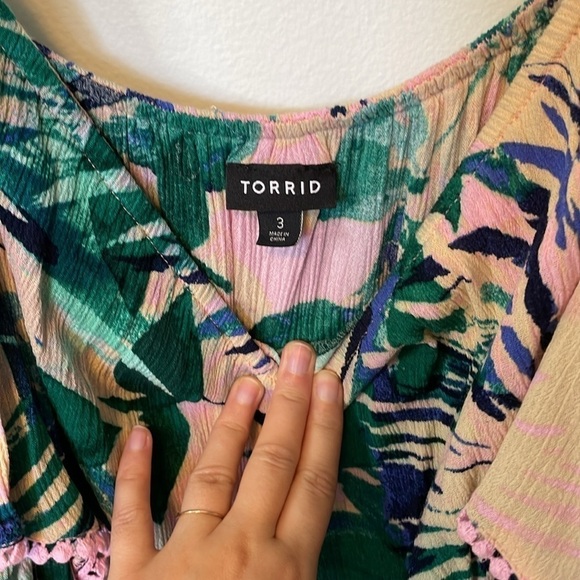 Torrid Crinkle Gauze Cold Shoulder Ruffle Top - Picture 8 of 10